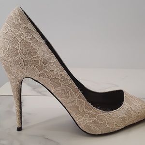 NWT LEL cream lace shoe